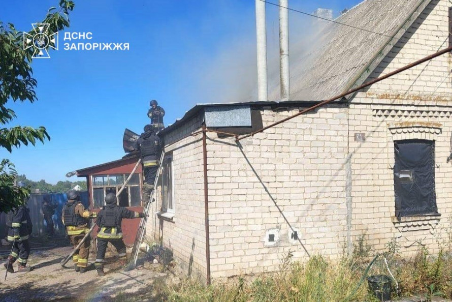 У Запорзькому районі ворог вдарив поряд з автомобілем, а у Запоріжжі - по гаражах: наслідки обстрілів за добу (фото)