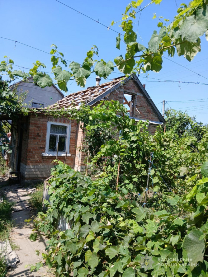Поранені люди, горів трактор, пошкоджений транспорт промислових підприємств - наслідки ворожих обстрілів Запорізької області 8 серпня