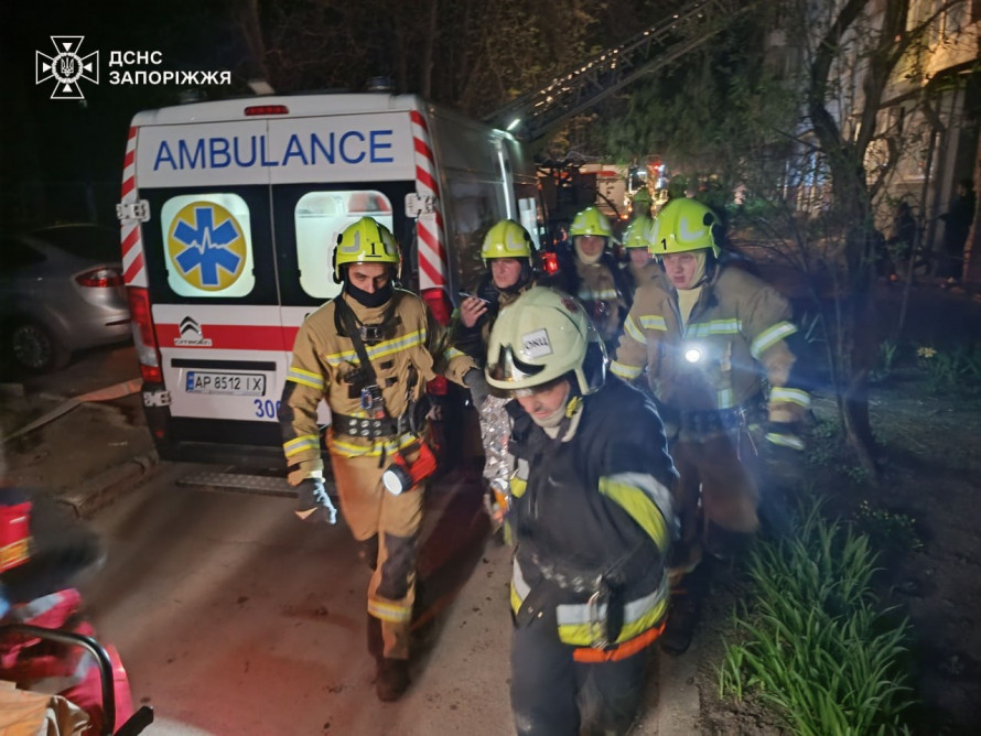 У Запоріжжі сталася нічна пожежа в багатоповерхівці: з вогню врятували чоловіка та жінку (фото)