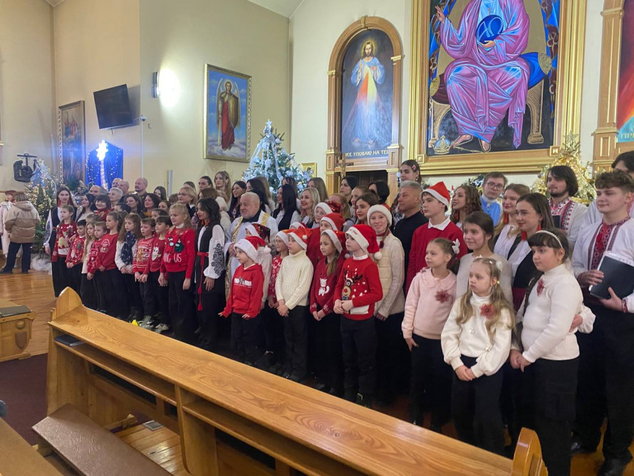 Святкова музика та колядки - у запорізькому соборі відбувся концерт камерного хору (фото)