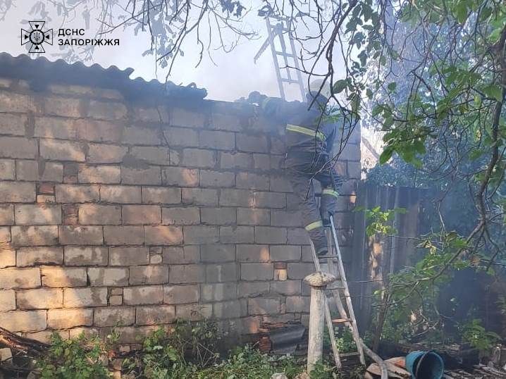 Два будинки і гараж у вогні — у Запоріжжі врятували пенсіонерку з осередку пожежі (фото)