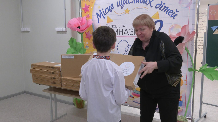 Гаджети для навчання: у Запоріжжі учні гімназії отримали нові ноутбуки (фото)