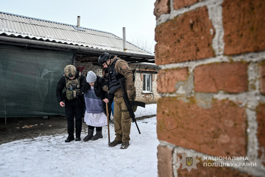 "Колись він возив алмази десь в Італії" - на Запоріжжі поліцейські евакуюють людей у броньованому фургоні (фото, відео)