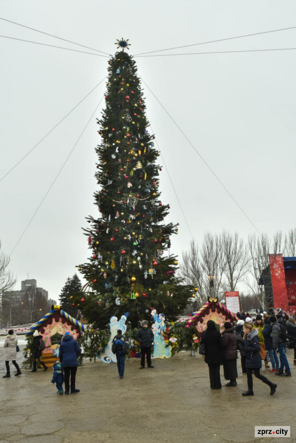 Казка мирних часів – як у Запоріжжі протягом 20 років змінювалася новорічна ялинка (фото)