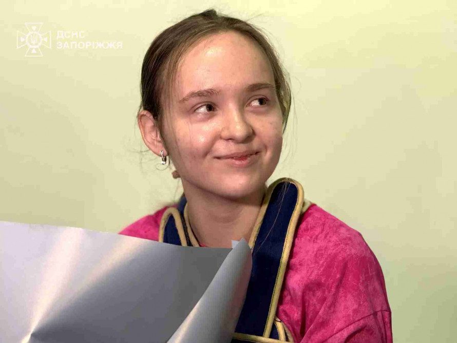 Вже готується до виписки: дівчина, яку дістали з-під завалів у Запоріжжі, уперше зустрілася зі своїм рятівником (фото)