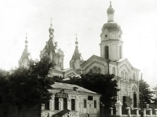 Від народних зборів до базару - історія площі, що стала серцем старого Олександрівська