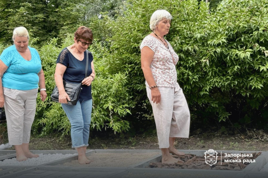 Відчути природу по-новому: у запорізькому ботсаду відкрили незвичну тактильну стежку (фото, відео)