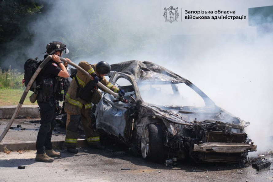 Людина згоріла у авто: армія рф вдарила керованими бомбами по Запоріжжю - що відомо (фото, відео)