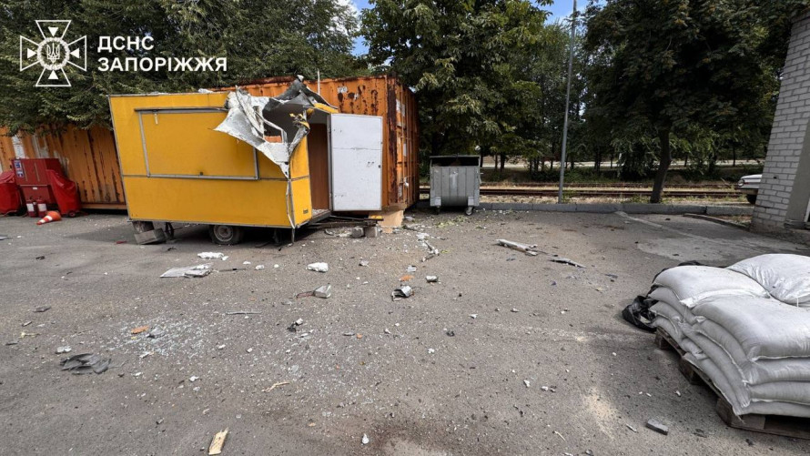 Били по АЗС: у Запоріжжі внаслідок атаки дронів загинула дівчина, серед постраждалих - дитина (фото, відео)