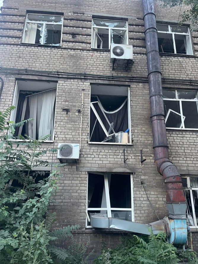 Етер скасовано: у Запоріжжі внаслідок ракетно-бомбової атаки пошкоджено студію радіостанції (фото, відео)