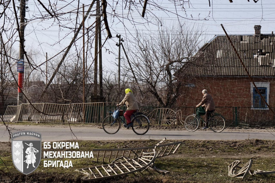 Собаки все ще чекають повернення господарів: як виглядає село Запорізького району у кіл-зоні (фото)