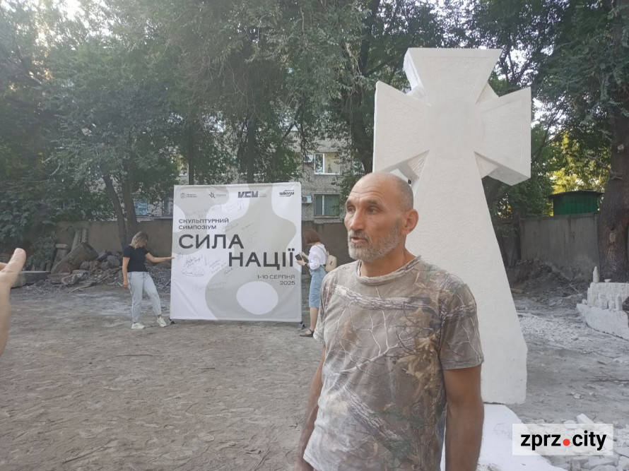 У Запоріжжі симпозіум митців завершився вражаючим підпалом скульптури - фото