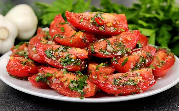 Помідори по-корейськи: два рецепти ароматної закуски з часником та зеленню