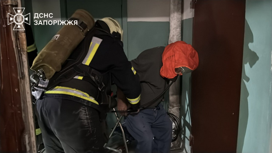 Полум'я спалахнуло на 10 поверсі: у Запоріжжі пожежники врятували чоловіка і песика (фото, відео)