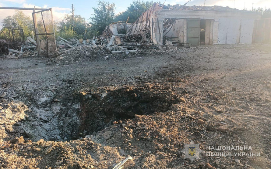 На Запоріжжі через обстріл загорівся приватний будинок: чи є постраждалі (фото)
