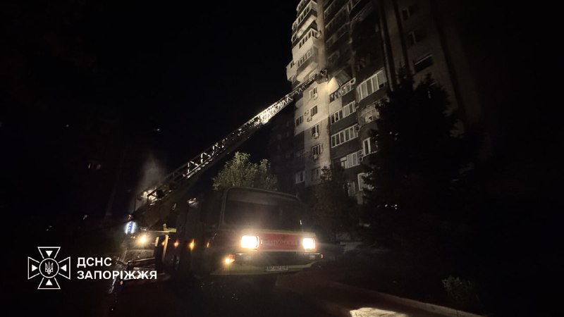 Нічна атака на Запоріжжя: у багатоповерхівці горіли квартири, є поранена (фото)