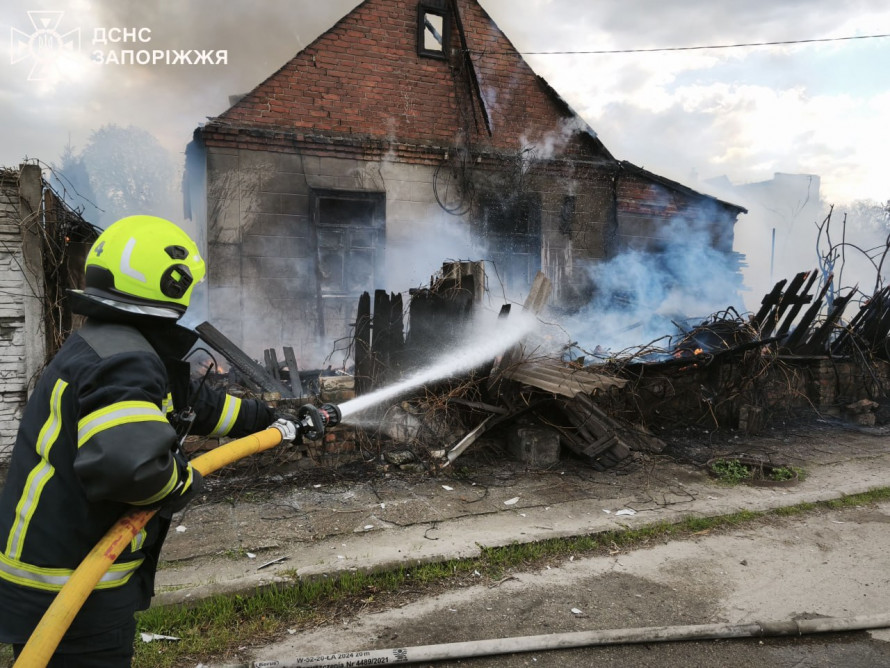 В приватному секторі Запоріжжя сталась пожежа: загинула людина - фото, відео