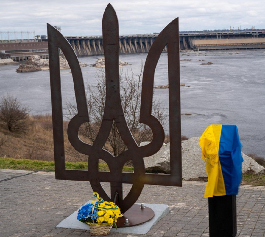 Додали яскравих фарб символу району: у Запоріжжі оновили тризуб у парку (фото)