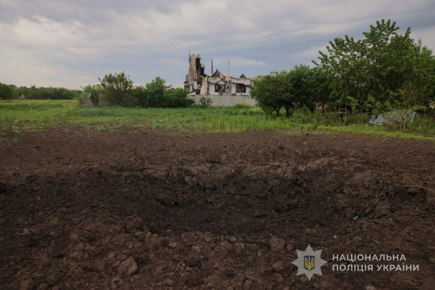 У Запорзькому районі ворог вдарив поряд з автомобілем, а у Запоріжжі - по гаражах: наслідки обстрілів за добу (фото)