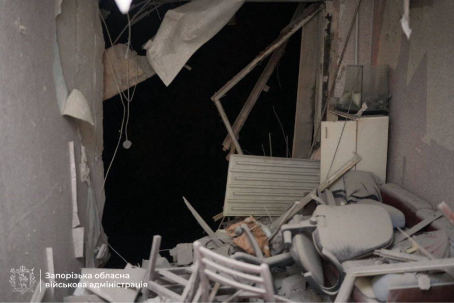 Від трикімнатної квартири залишилася лише одна кімната: наслідки ворожого удару по багатоповерхівці у Запоріжжі 4 липня(фото)