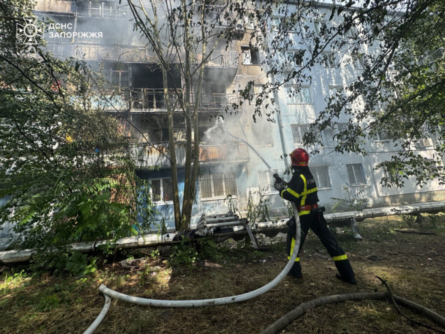 Масштабна пожежа у Запоріжжі – рятувальники вивели з вогню шістьох людей (фото, відео)
