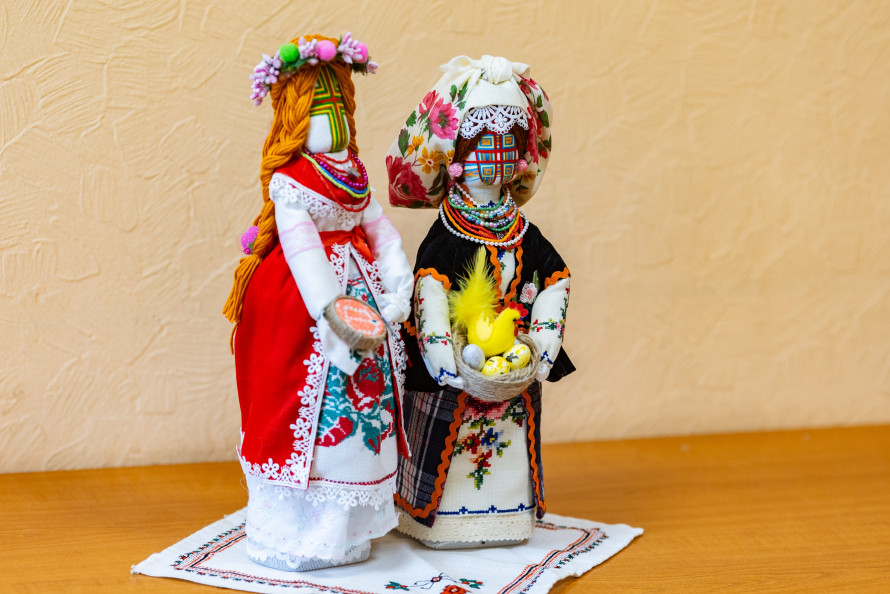 Творчість, що рятує: як фахівчиня Запоріжсталі створює ляльки-мотанки у вишиванках