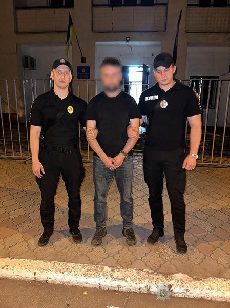 Грабіж посеред білого дня – у центрі Запоріжжя пенсіонера побили й пограбували просто біля зупинки (фото)