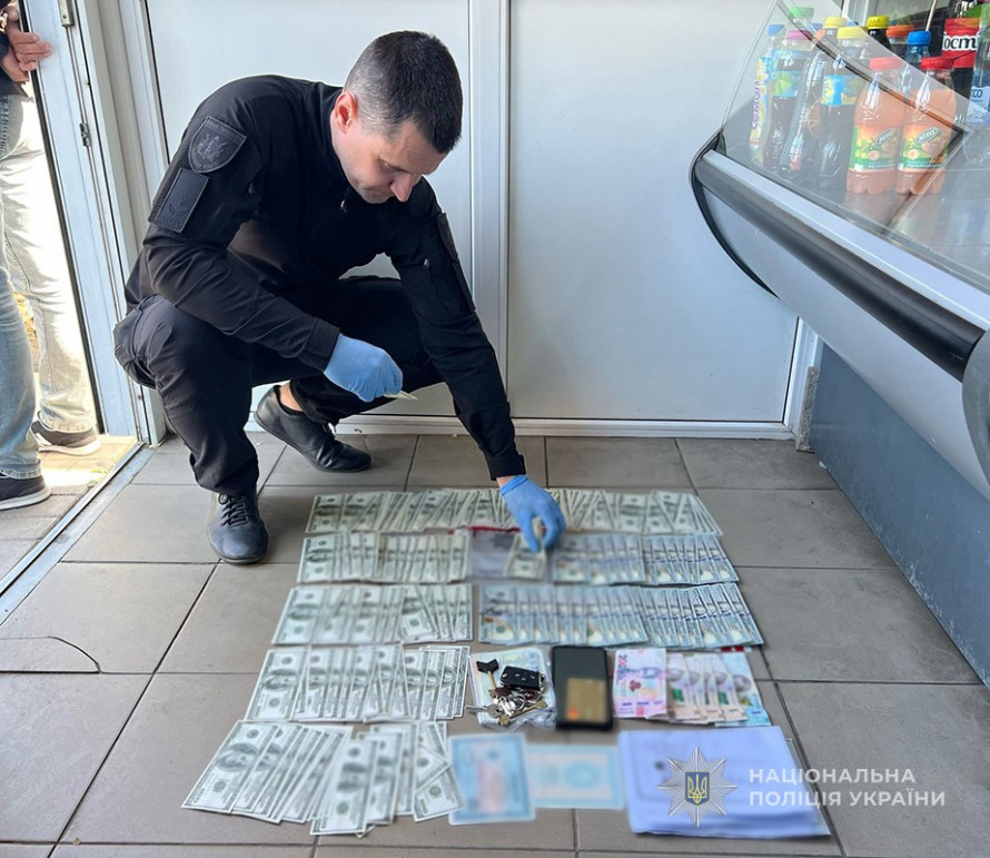 Торгували "інвалідністю" - у Запоріжжі викрили чоловіків, які допомагали ухилянтам виїжджати за кордон (фото, відео)