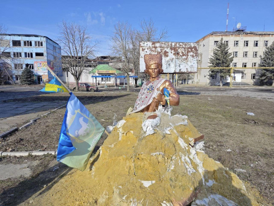 У Гуляйполі відновили пам'ятник Нестору Махну, який зруйнували окупанти (фото)