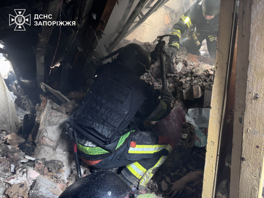 "Коли нам вдалося знайти її голову - це було полегшення": запорізькі надзвичайники врятували 15-річну дівчину з-під завалів