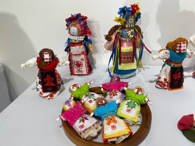 Українські пісні ожили у вишивці: у Запоріжжі відкрилася виставка писанок, рушників, мотанок (фото)