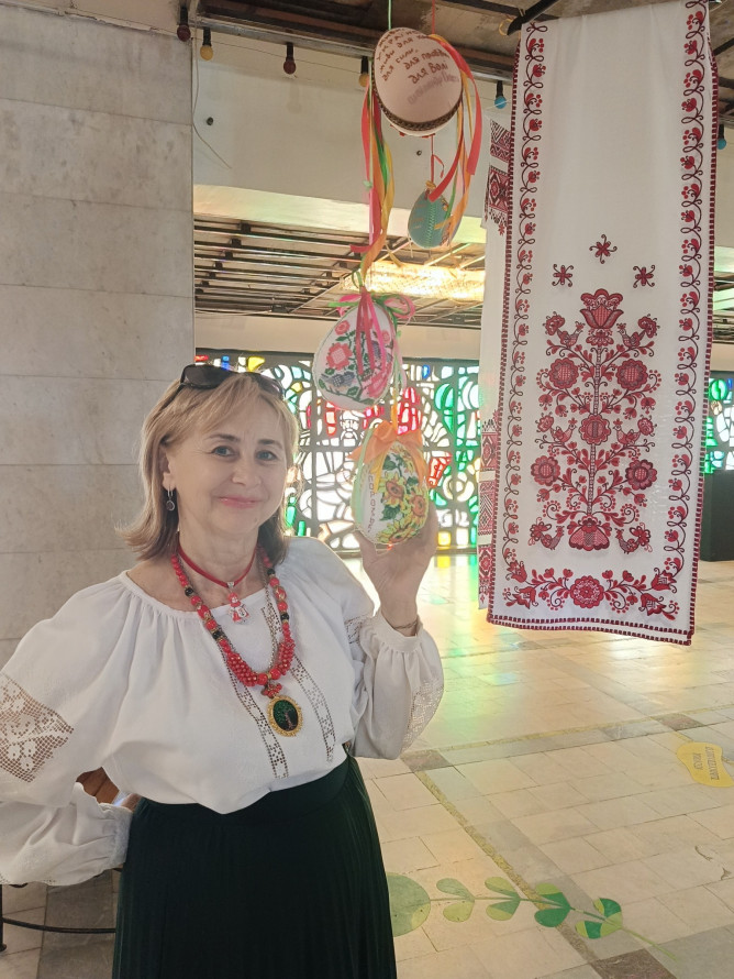 У Запоріжжі колишній палац культури завісили рушниками і вишитими писанками (фото)