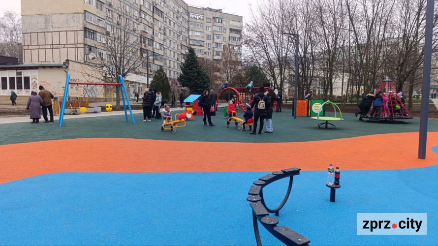 Великий дитячий майданчик та спортивні зони - у спальному мікрорайоні Запоріжжя оновили парк (фото)