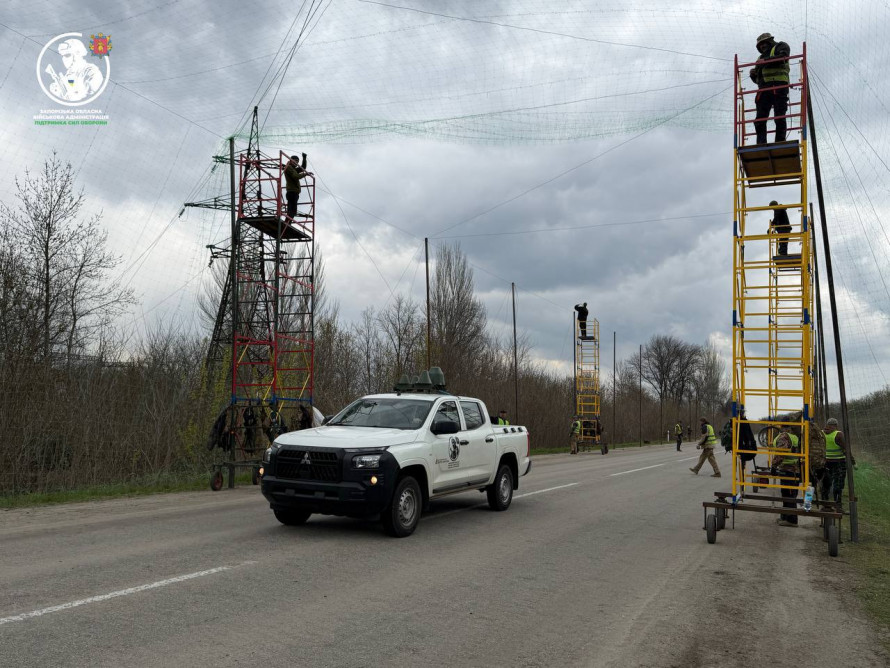 Близько двохсот кілометрів під захистом: запорізькі дороги закривають від дронів (фото, відео)