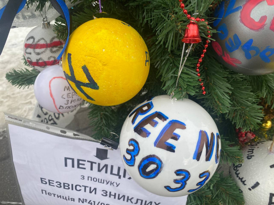 Четверте Різдво в полоні - у центрі Запоріжжя встановили ялинку з колючим дротом та стіл з порожніми стільцями (фото)