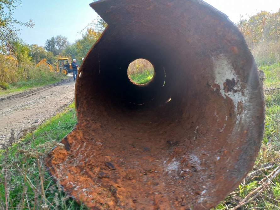 Подає воду на два райони - у Запоріжжі ремонтують аварійний трубопровід (фото)