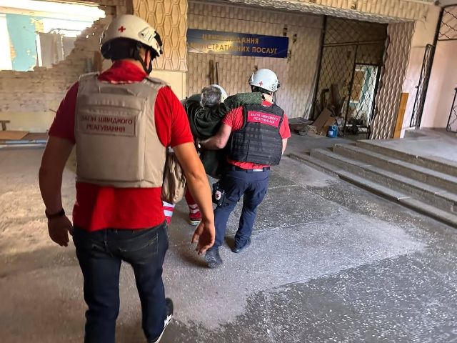 Туди, де найнебезпечніше - як працює запорізький волонтерський загін, що рятує під обстрілами (фото)