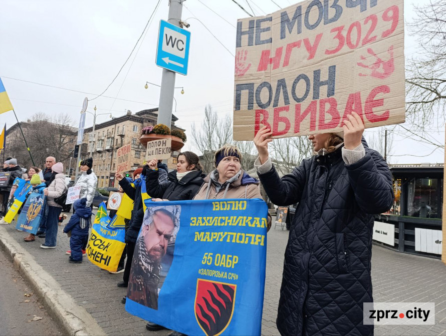 Третє Різдво в полоні - у Запоріжжі встановили незвичайну ялинку на підтримку Героїв (фото)