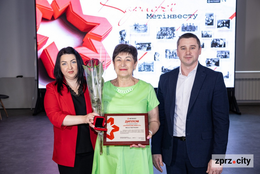 Корифеї Метінвесту: запорізьких пенсіонерів-металургів вшанували почесними нагородами