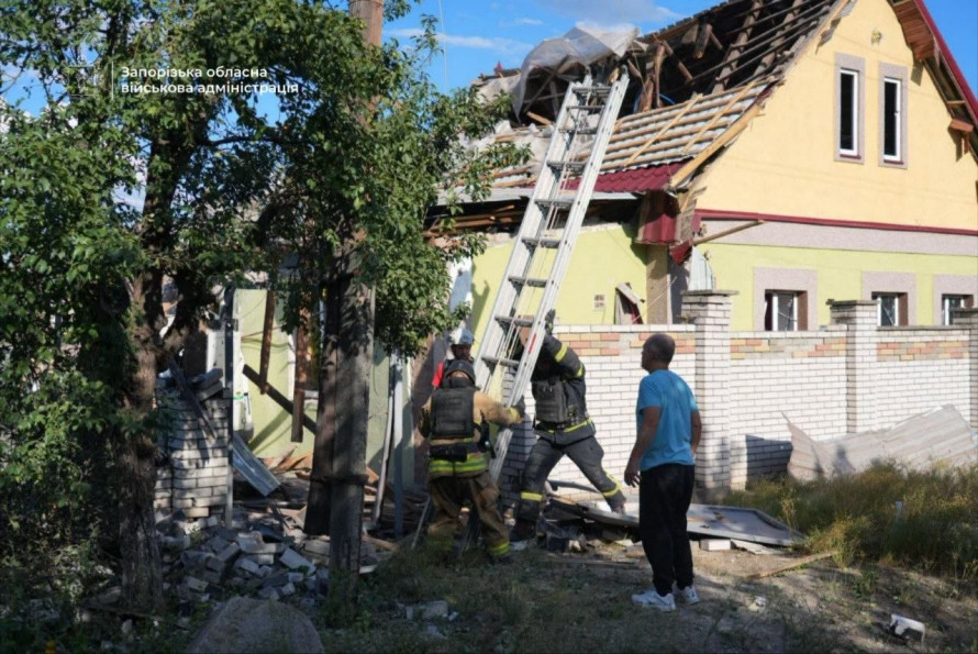 У суботу ворог атакував Запоріжжя КАБами, поранені люди - фото наслідків