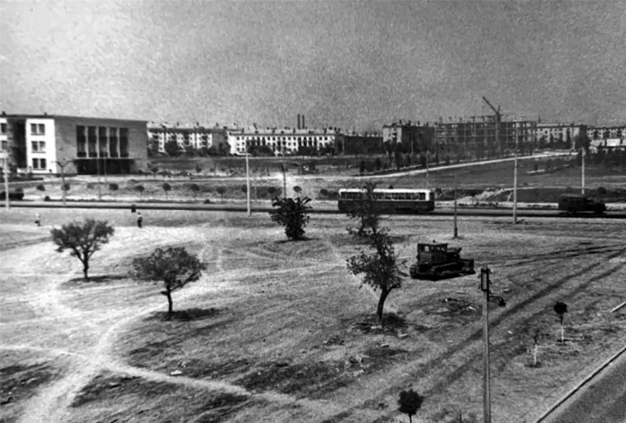 Будинок політпросвіти, театр, центр молоді - 62 роки тому на запорізькій площі з'явилась нова будівля (фото)