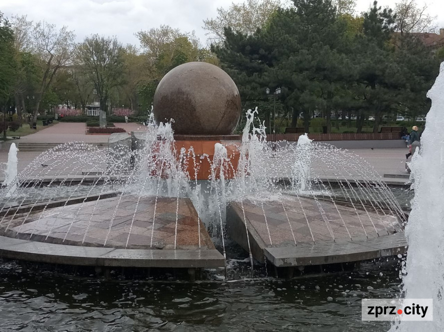 У Запоріжжі запрацював один з головних фонтанів - фото