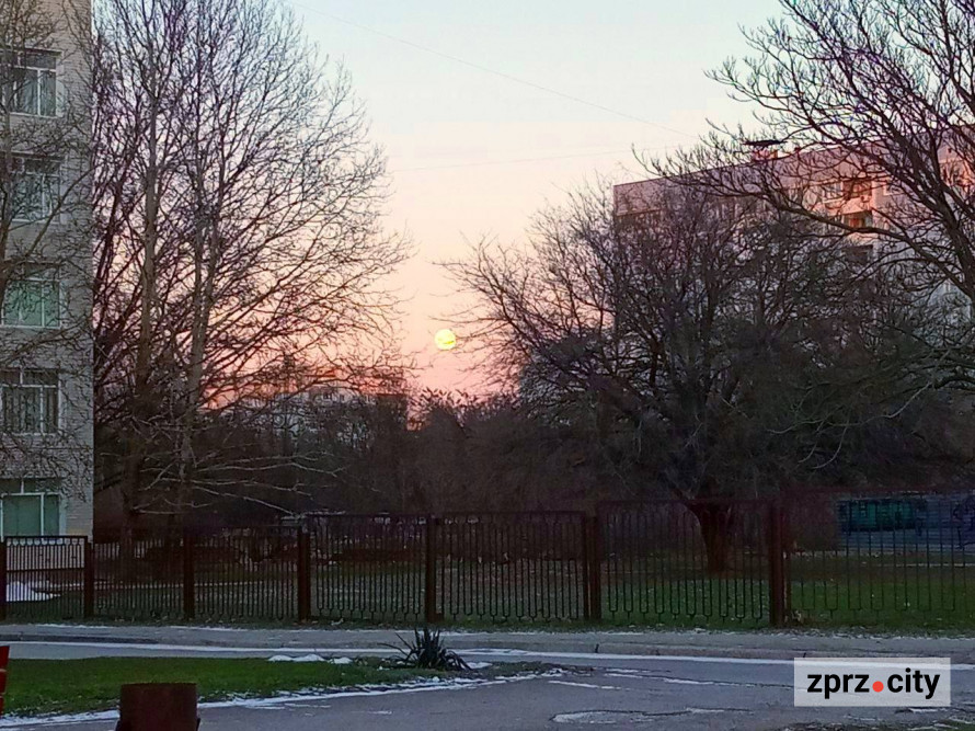 Неймовірно гарно - запоріжці поділились в соцмережах фото повні Сніжного місяця