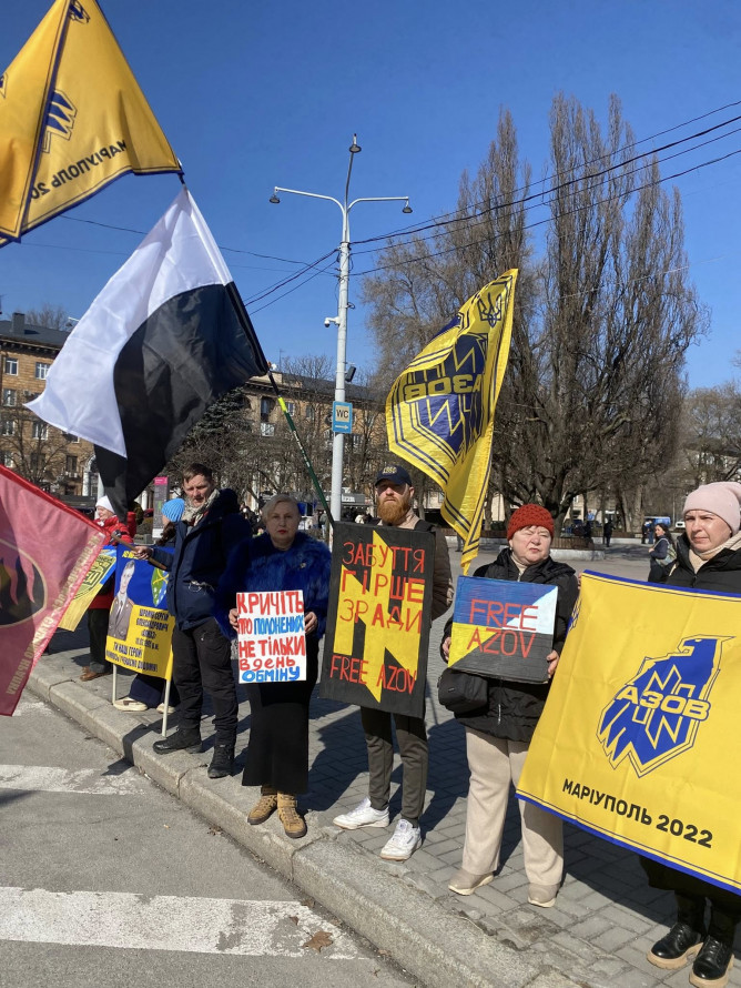"Мовчання — це смерть": у центрі Запоріжжя відбулася акція на підтримку військовополонених (фото)