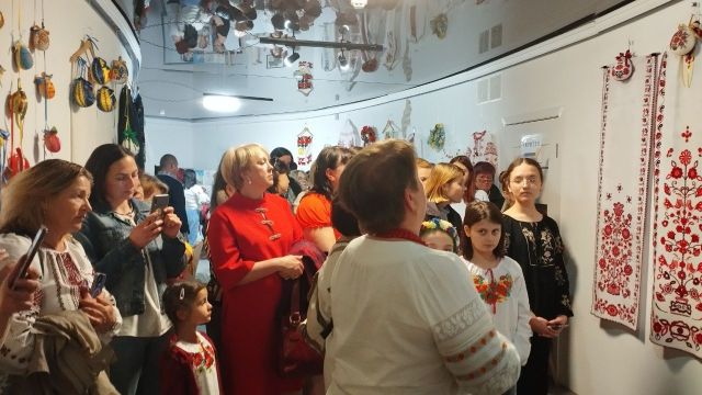 Від автентичного вбрання до сучасної вишивки - у запорізькому музеї відкрилася унікальна виставка (фото)