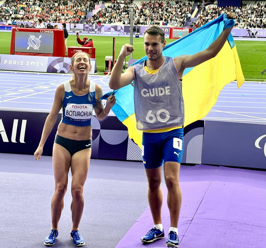 Українська легкоатлетка виграла другу медаль на Паралімпіаді у Парижі при підтримці бігуна із Запоріжжя