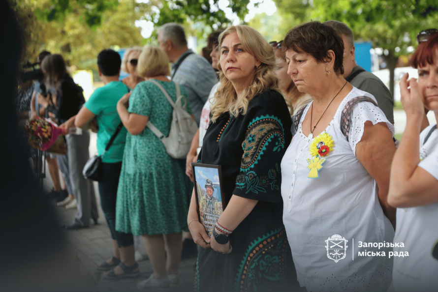 Мапа з прапорцями - у центрі Запоріжжя оновили простір пам’яті загиблих військових (фото)
