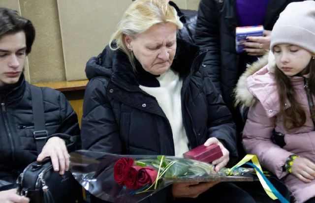 Бився на Оріхівському і Покровському напрямках - мама загиблого 22-річного артилериста отримала нагороду сина (фото)