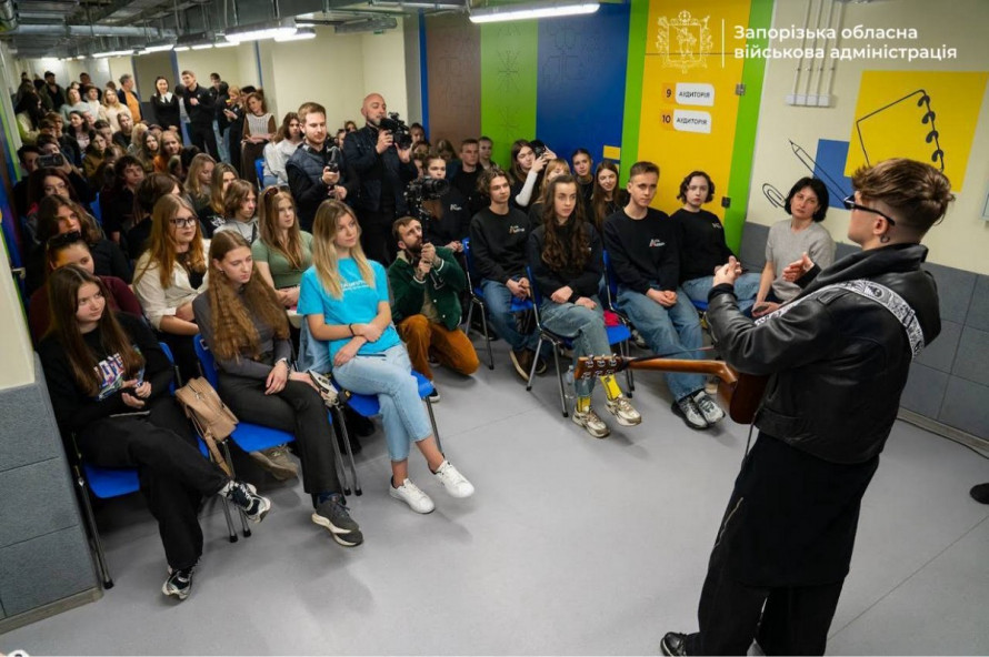 Від шкіл до фронту - як пройшли гастролі Артема Пивоварова у Запоріжжі (фото)