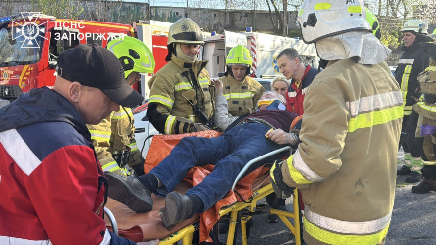 У Запоріжжі авто врізалося в дерево: рятувальники деблокували водія (фото)
